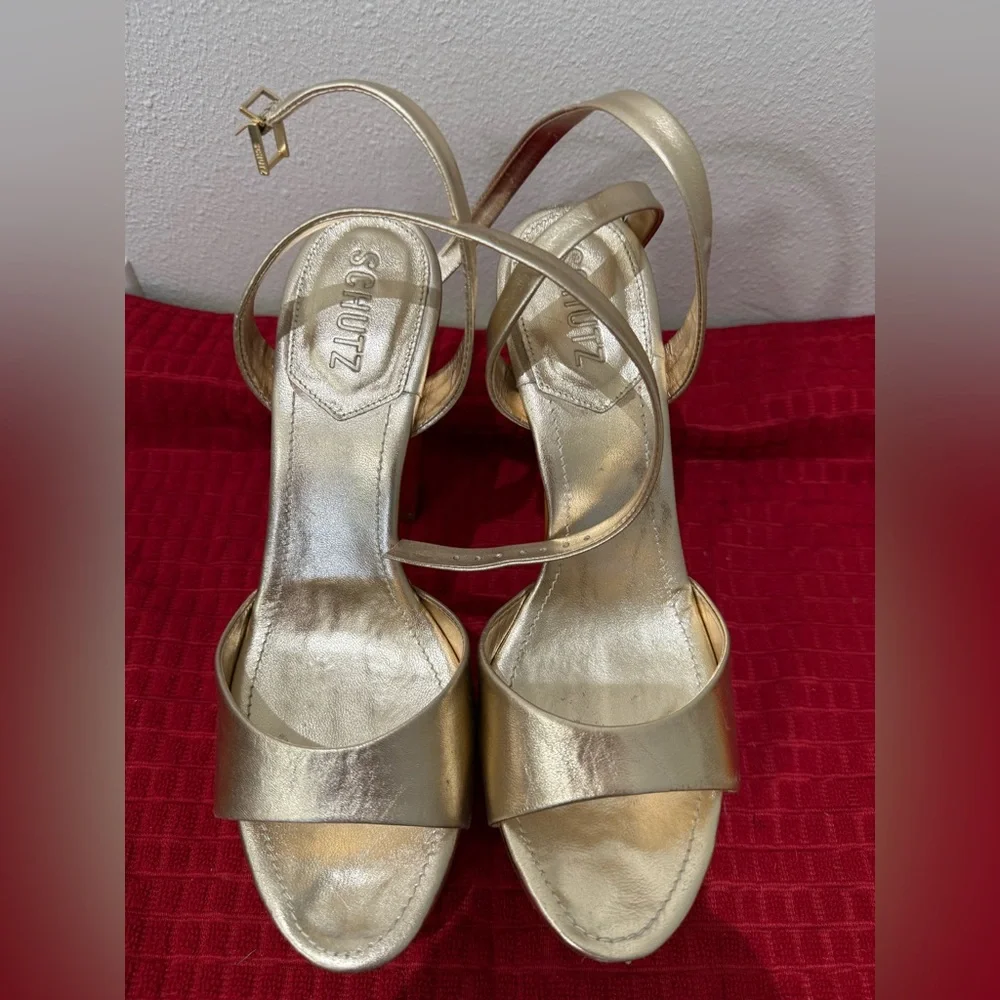Schutz Kaila Heel in Platina size 9.5..